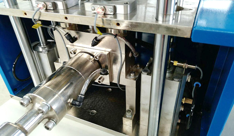 液體硅膠注射機怎么正確的使用？