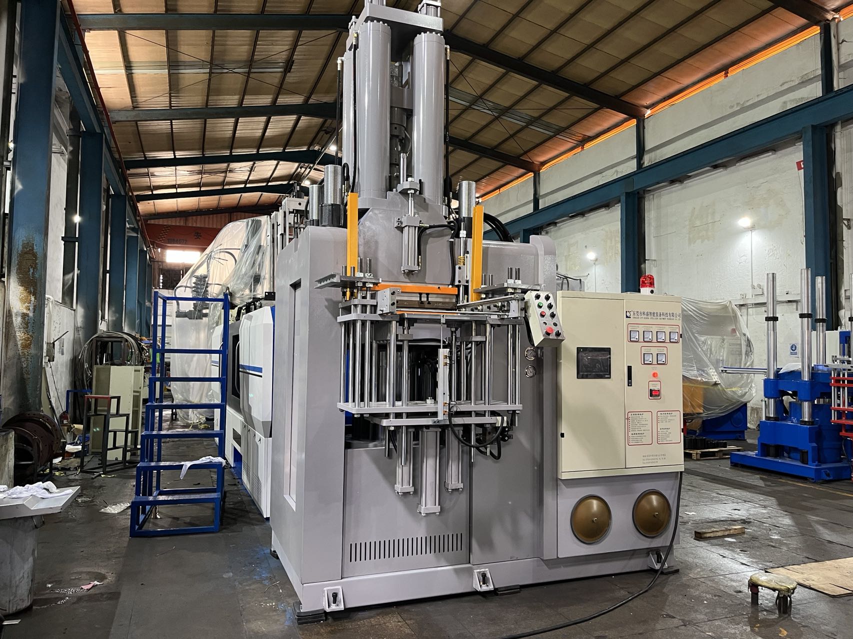 KSU立式橡膠射出機 (1).jpg